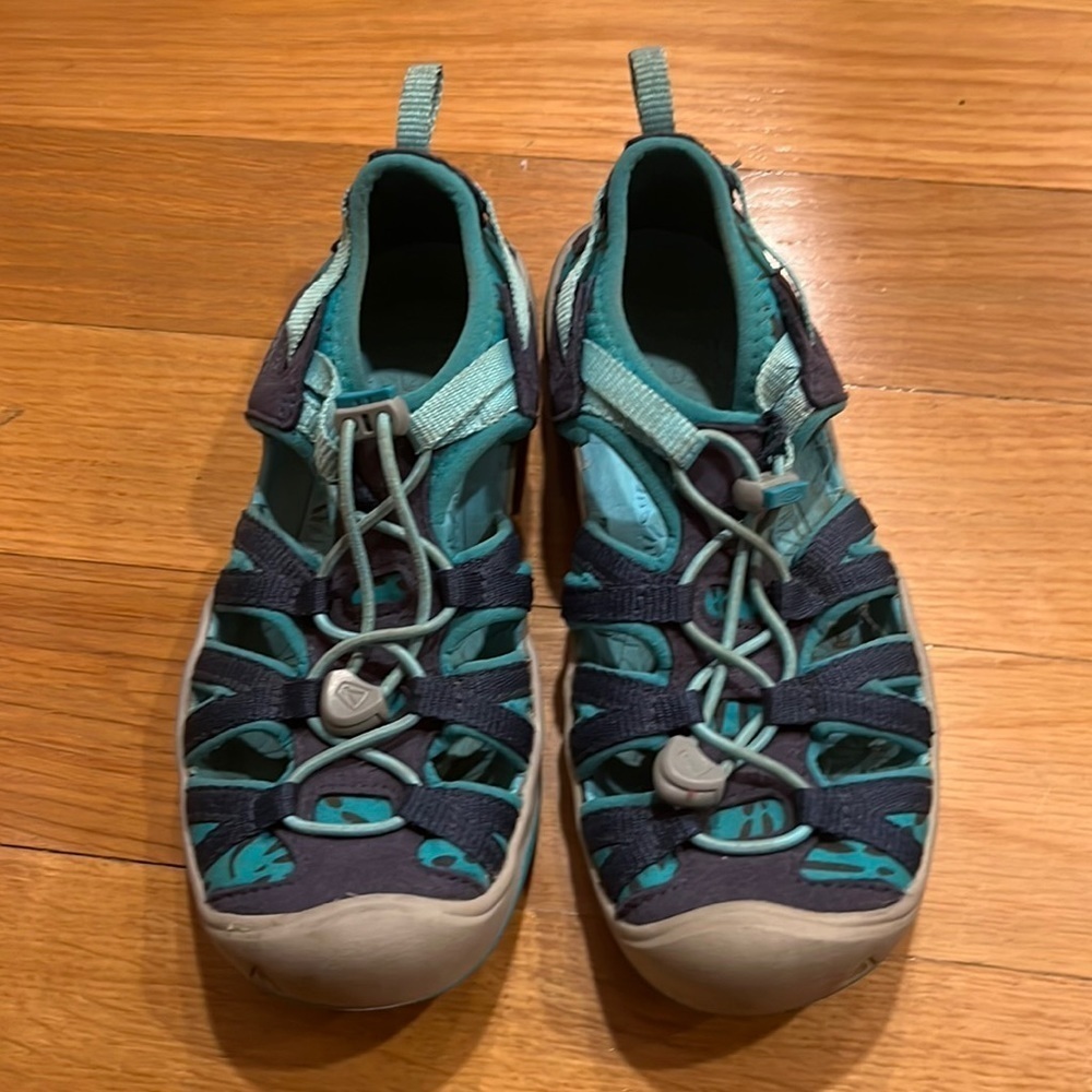 KEEN boys moxie sandals in turquoise size 1.